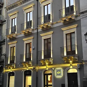 https://etnea-454-catania-luxury-rooms.taorminaitalyhotels.com